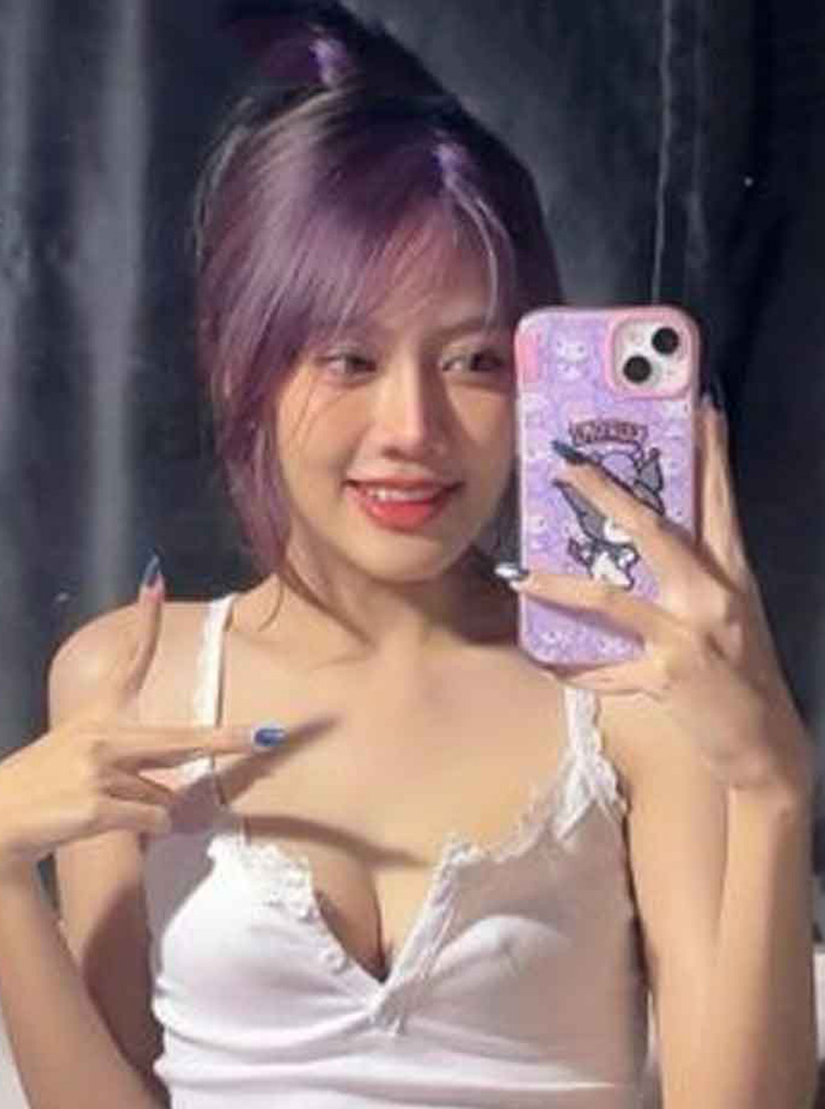 Onlyfans valnie24 สาวไทยตัวเล็กน่ารักตั้งกล้องช่วยตัวเองเสียวๆ เอามือมาขยำนม