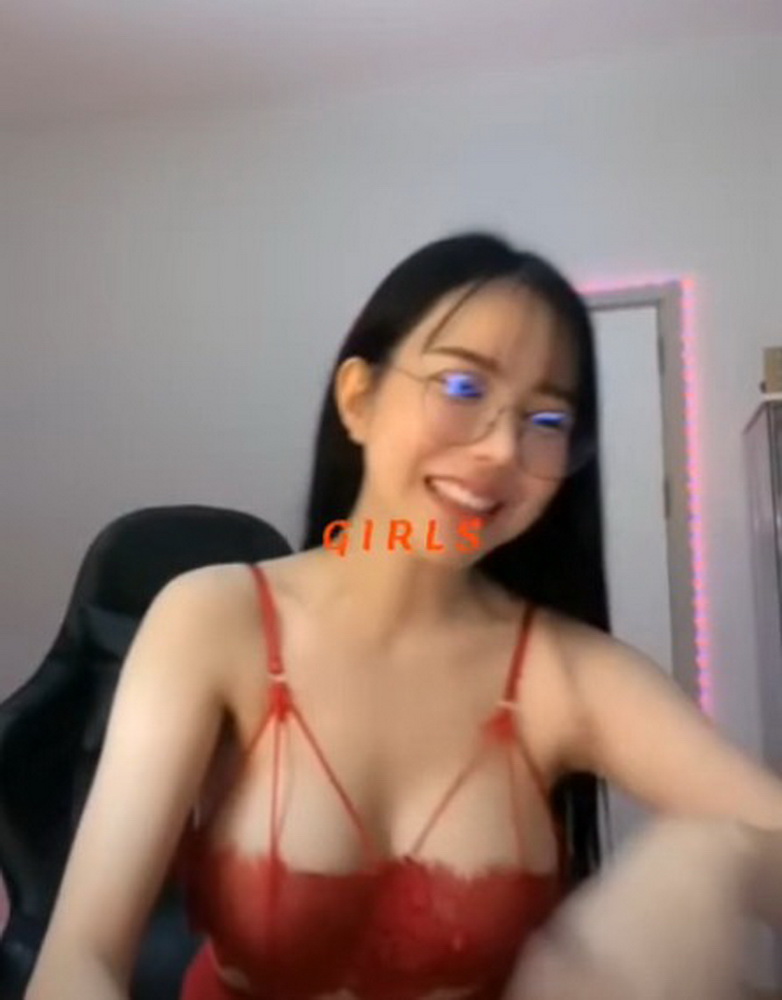 คลิปหลุดไลฟ์สดแอพ Thlive สาวแว่นสุดหมวยน่ารักตั้งกล้องใส่ชุดแดงมายั่ว เมาแล้วเงี่ยนแก้ผ้าโชว์เสียว
